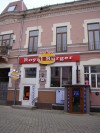 У центрі Ужгорода демонтували ще одну незаконну вивіску (ФОТО)